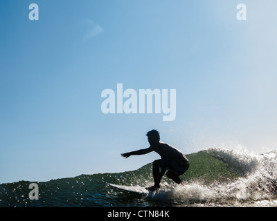 Nicaraguanische Mann surft brechenden Welle in Playa Maderas, Nicaragua. Stockfoto