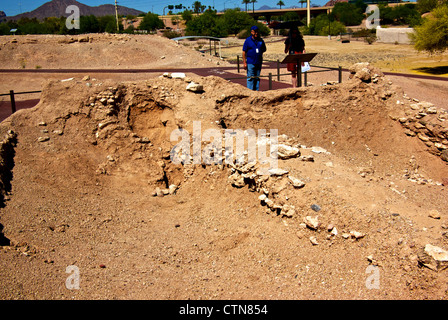 Dozent zeigt weibliche Besucher archäologische Ausgrabung indianischen Schlamm Plattform Pueblo Grande Museum Freianlage Stockfoto