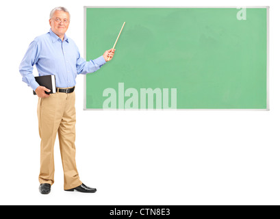 In voller Länge Portrait von einem männlichen Lehrer hält einen Zauberstab und die grüne Schule-Brett isoliert auf weißem Hintergrund Stockfoto