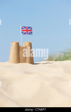 Union Jack-Flagge in eine Sandburg auf Sanddünen. Brunnen neben das Meer. Norfolk, England Stockfoto