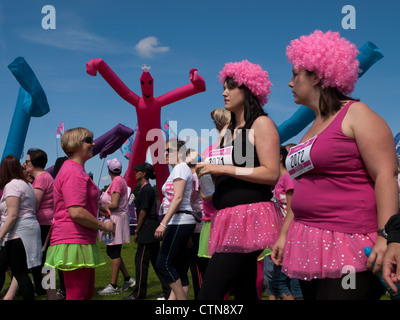 Teilnehmer im Rennen um Leben Charity Run auf Lloyd Park, Croydon, Surrey am 22. Juli 2012. Stockfoto