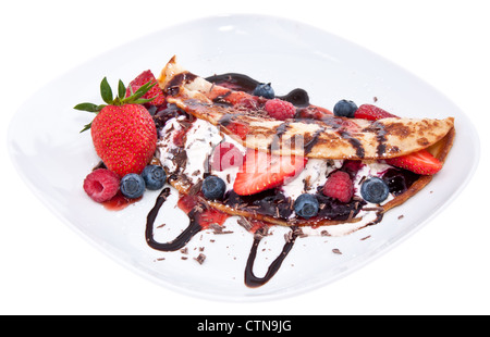 Vanilleeis mit frischen Beeren isoliert auf weißem Hintergrund Stockfoto
