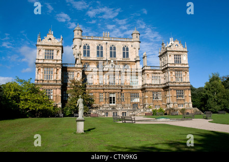 Heckenlandschaft Blick auf Wollaton Hall und Statue an einem sonnigen Tag in nottingham Stockfoto