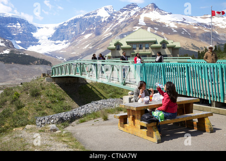 Ansicht der kanadischen Icefields Visitor Center mit Bergen im Hintergrund Stockfoto