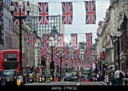 London-Regent Street Verkehr und Flaggen Stockfoto