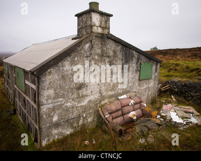 Alm und alte Couch, Isle of Lewis, Schottland Stockfoto