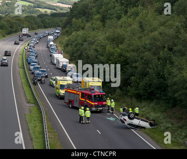 Unfallstelle auf der Schnellstraße A30 in Cornwall, wo ein Auto umgeworfen hat und die Straße blockiert durch Rettungsdienste Stockfoto