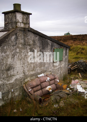 Alm und alte Couch, Isle of Lewis, Schottland Stockfoto