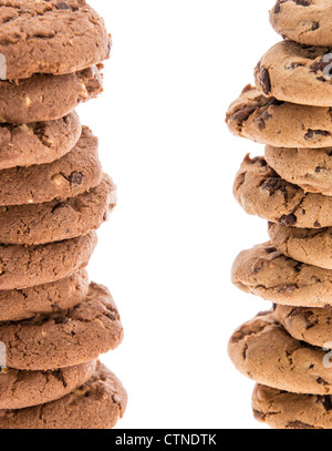 Zwei Türme von gestapelten Cookies isoliert auf weiss Stockfoto