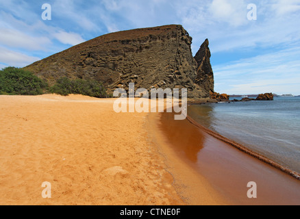 Pinnacle Rock gesehen vom Strand am Bartolome Insel, Galapagos Stockfoto