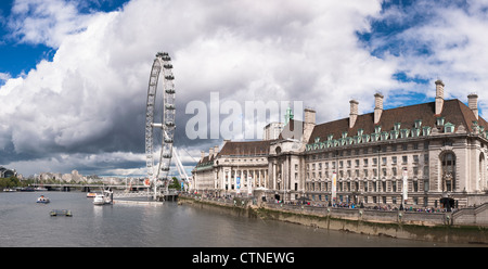 Blick auf das Südufer der Themse mit der County Hall und dem London Eye von der Westminster Bridge. Stockfoto