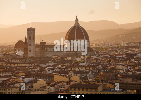 Blick auf den Sonnenuntergang von Florenz und die Kathedrale Basilica di Santa Maria del Fiore aus dem Turm des Palazzo Vecchio Stockfoto