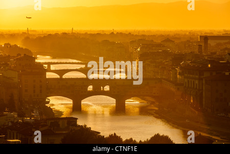 Sonnenuntergang über dem Fluss Arno in Florenz mit der berühmten Ponte Vecchio (alte Brücke) in den Vordergrund Stockfoto