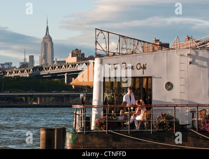 Das River Café in Brooklyn Waterfront mit Blick auf das Empire State Building Stockfoto