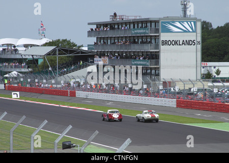 Rennen in RAC Tourist Trophy für historische Fahrzeuge (Pre-63 GT) Silverstone Classic 22. Juli 2012 Blick Richtung Brooklands Stockfoto