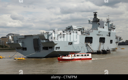 HMS Ocean festgemacht an der Themse in Greenwich auf Sicherheitsleistung für die Olympischen Spiele 2012 in London. Stockfoto