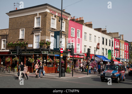 Shopper am Camden High Street, London Stockfoto