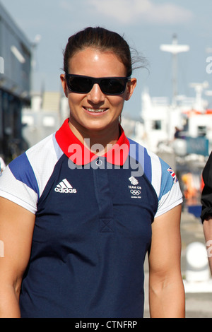 Bryony Shaw, interviewt Seemann für Team Great Britain für 2012 Olympischen Spiele in London als Segel-Events am Strand von Weymouth beginnen Stockfoto