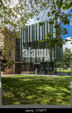 Neue moderne Glas- und konkrete Erweiterung auf der Rückseite das Holburne Museum in der Stadt Bath, England UK. Stockfoto