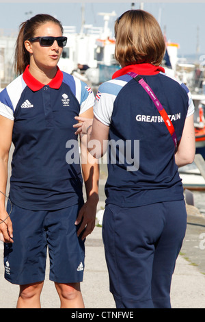 (L, R) Bryony Shaw, Sailor für Team Great Britain für 2012 Olympischen Spiele in London von Team-Attache, Linsay Bell in Weymouth unterstützt Stockfoto