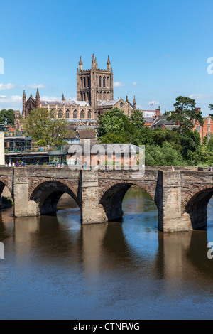 Brücke über Fluss Wye in Hereford mit Hereford Kathedrale im Hintergrund an sonnigen Sommertag. Stockfoto