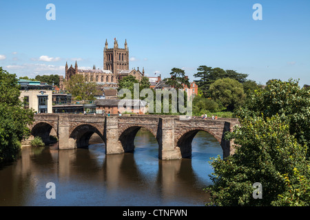 Brücke über Fluss Wye in Hereford mit Hereford Kathedrale im Hintergrund an sonnigen Sommertag. Stockfoto