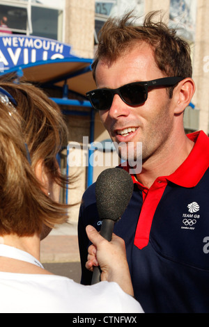 Seemann Paul Goodison ist ein Mitglied von Team Great Britain bei Olympischen Spielen in London 2012 interviewt am Strand von Weymouth, Dorset, Großbritannien Stockfoto