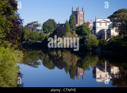 Hereford Kathedrale spiegelt sich im Fluss Wye gesehen von der Victoria Bridge im frühen Morgenlicht Herefordshire England UK Stockfoto