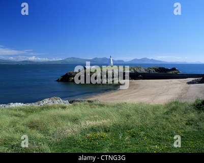 Strand von Llanddwyn Island und alten Leuchtturm Blick über Caernarfon Bucht Llyn Halbinsel Newborough Anglesey North Wales UK Stockfoto