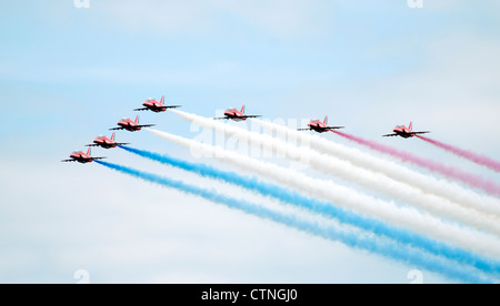 Royal Air Force Red Arrows anzeigen Team nachgestellte rot-weiß-blauer Rauch Stockfoto