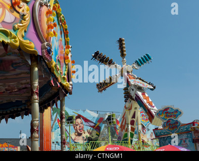 Kirmes Fahrt gegen klaren blauen Himmel, die Menschen, die reiten hoch in die Luft Stockfoto