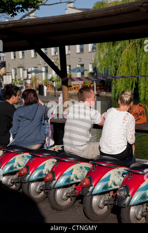 Menschen Essen auf Motorrad sitzen am Camden Lock Dorf Markt Garküche, Camden, London Stockfoto