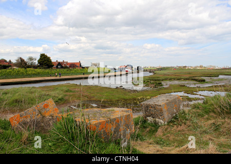 Konkrete Meer Abwehrkräfte Flussmündung Walberswick Suffolk England UK Stockfoto