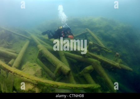 Taucher-Umfragen der zerstörten hölzernen Liegeplatz, Baikalsee, Sibirien, Russland, Eurasien Stockfoto