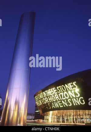 Wales Millennium Centre und der Wasserturm in der Dämmerung / Nacht Cardiff Bay Cardiff South.Wales UK Stockfoto