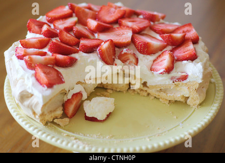 Pavlova-Dessert mit Sahne und frischen Erdbeeren Stockfoto