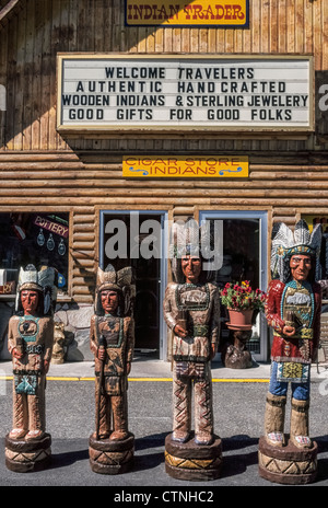 Vier handgeschnitzten Zigarre Store aus Holz Indianer sind für den Verkauf vor einer Wildwest-Souvenir-Shop in Jackson Hole, Wyoming, USA aufgereiht. Stockfoto