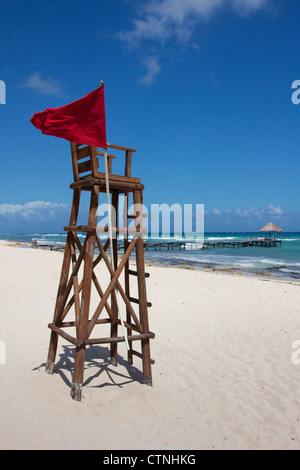 Leere Rettungsschwimmer Post mit einer roten Markierung an einem weißen, karibischer Strand unter freiem Himmel. Stockfoto