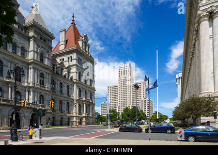 Sehen Sie Washington Avenue mit State Capitol nach links und Alfred E Smith Building im Hintergrund, Albany, New York State, USA Stockfoto