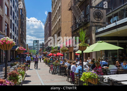 Büroangestellte, die Essen in den Restaurants an der East 4th Street Euclid Avenue in der Innenstadt von Cleveland, Ohio, USA Stockfoto