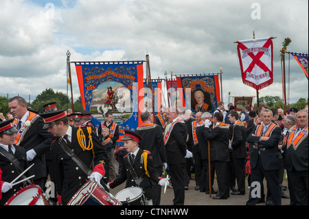 Orange Fahnen gehisst, Kapellenmitglieder und Orange Mitglieder bereit, die zwölfte Juli Parade in Ballynahinch, Co Down beizutreten. Stockfoto