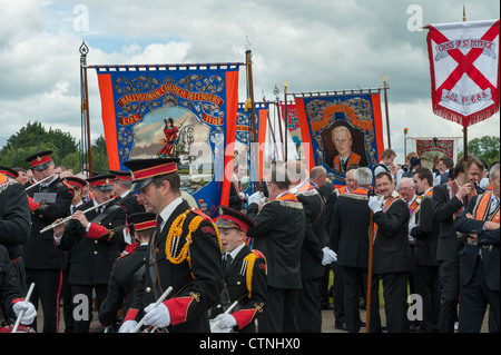 Orange Fahnen gehisst, Kapellenmitglieder und Orange Mitglieder bereit, die zwölfte Juli Parade in Ballynahinch, Co Down beizutreten. Stockfoto