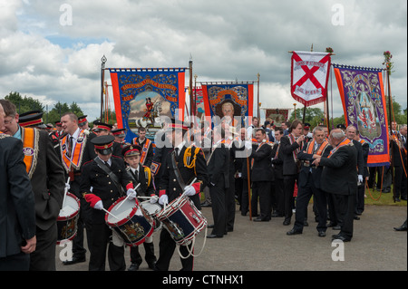 Orange Fahnen gehisst, Kapellenmitglieder und Orange Mitglieder bereit, die zwölfte Juli Parade in Ballynahinch, Co Down beizutreten. Stockfoto