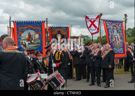 Orange Fahnen gehisst, Kapellenmitglieder und Orange Mitglieder bereit, die zwölfte Juli Parade in Ballynahinch, Co Down beizutreten. Stockfoto