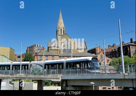 Nottingham Expressverkehr Straßenbahn sich nähernden Bahnhof Straße Endstation England uk Stockfoto