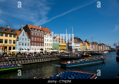 Nyhavn in Kopenhagen ist ein beliebter erholsamen Gegend im Sommer Stockfoto