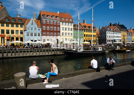 Nyhavn in Kopenhagen ist ein beliebter erholsamen Gegend im Sommer Stockfoto