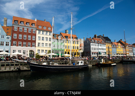 Nyhavn in Kopenhagen ist ein beliebter erholsamen Gegend im Sommer Stockfoto