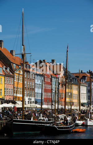 Nyhavn in Kopenhagen ist ein beliebter erholsamen Gegend im Sommer Stockfoto