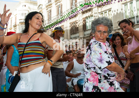 Alt und jung andalusischen Frauen tanzen Flamenco am Karneval, Spanien Stockfoto